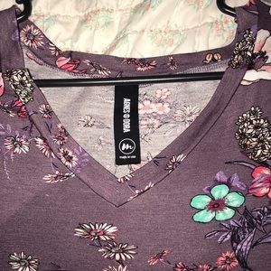 agnes & dora• v-neck t-shirt• soft material